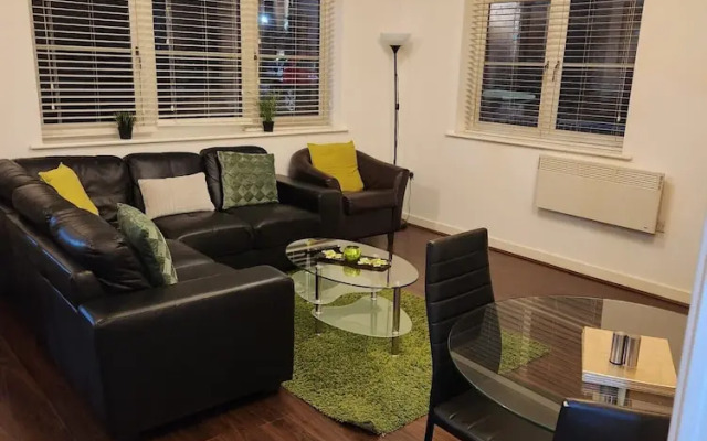 2bed Apt -king Bed -free Parking - Family Friendly