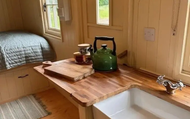 Shepherdshut-cotswolds-petfriendly-woodburner