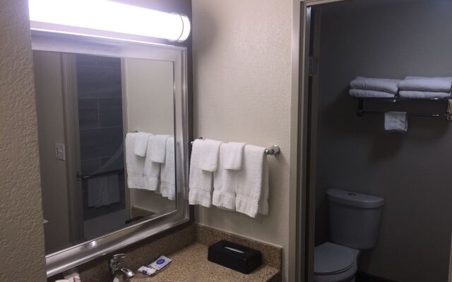 Orangewood Inn & Suites Kansas City Airport