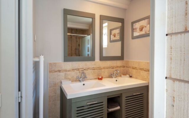 Holiday Home Zoé (CEZ407)