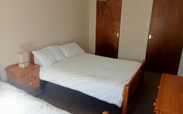 Central 2-bed Apt, Sleeps 5 Above Great Derry Pub