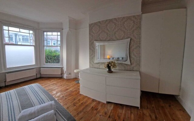Peaceful Well Equipped Flat Near Central London