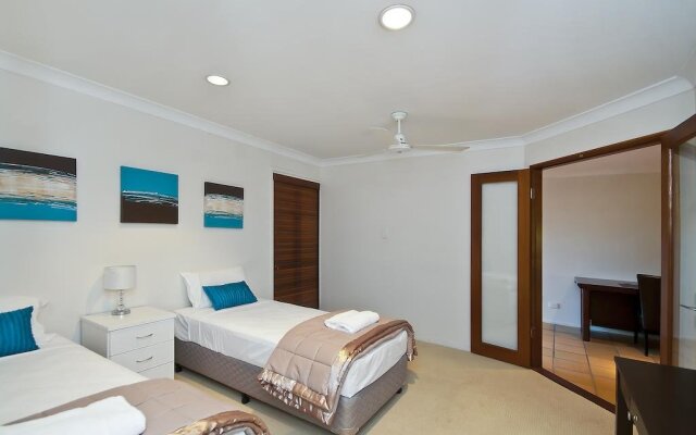 Bal Harbour Broadbeach Waters Holiday Home