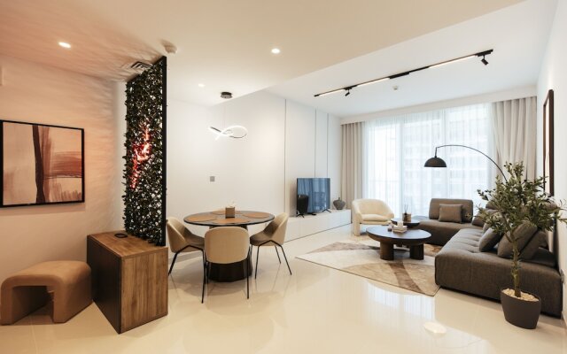 Luxurious Waterfront 1BR with Sea Views