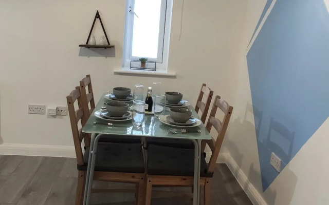 Charming and Stylish 2-bed Apart - London Dagenham