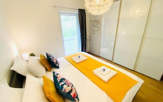 Large 3bedrooms with Terrace and Parking