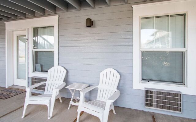 Comfortable 09 Lodge Condo Minutes Away from Downtown Hood River by RedAwning