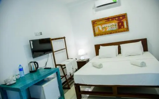 Doors Guest House & Cafe