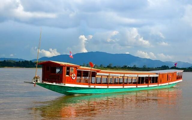 Gin's Mekong Cruises - Golden Triangle to Luang Prabang