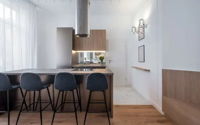 Gorgeous & Bright 2BR Condos - Steps From Old Town