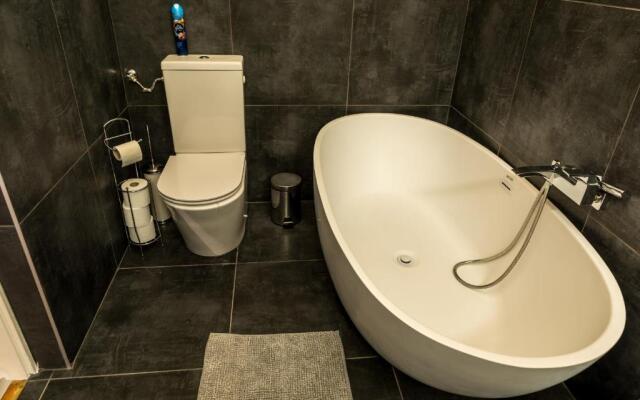 R38 - Artists luxury home