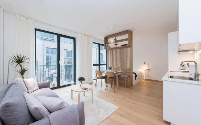 Newly Built, w-Balcony, easy Self check in, by Cohost