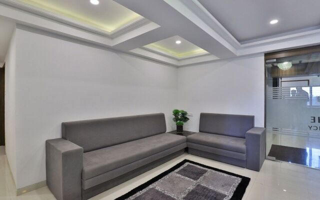 Capital O 15229 Hotel Radhe Residency