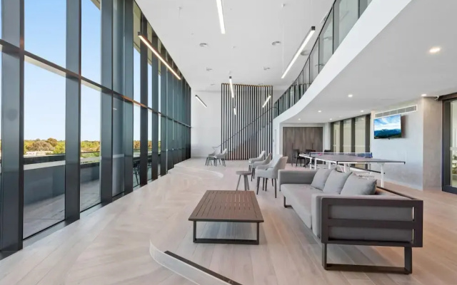 Stunning 1-bed With City Views and Amenities