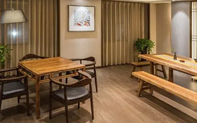 Taizhou Laoliangfang Shengpin Holiday Yishu Hotel