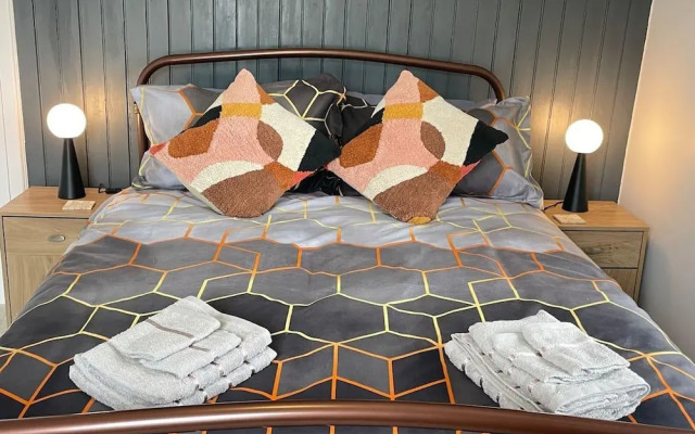 Impeccable 4-bed Home Away From Home in Swindon