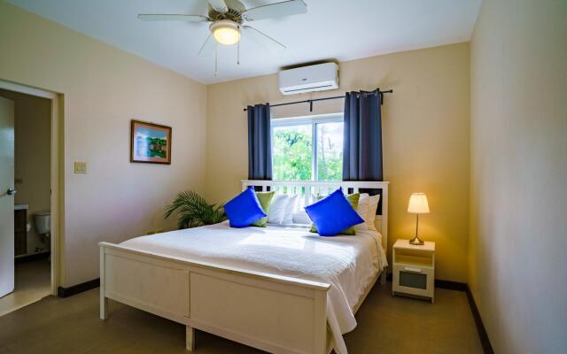 HOSPITALITYEXPERT 2BR Townhouse 1, MoBay, Sleeps 6 - Pool, Beach & Private Chef