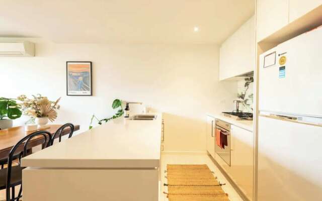 Charming 1BR in Fitzroy w/ Parking, Pool, + Gym!