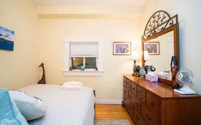 Artisan Victorian Spacious Backyard Great Location