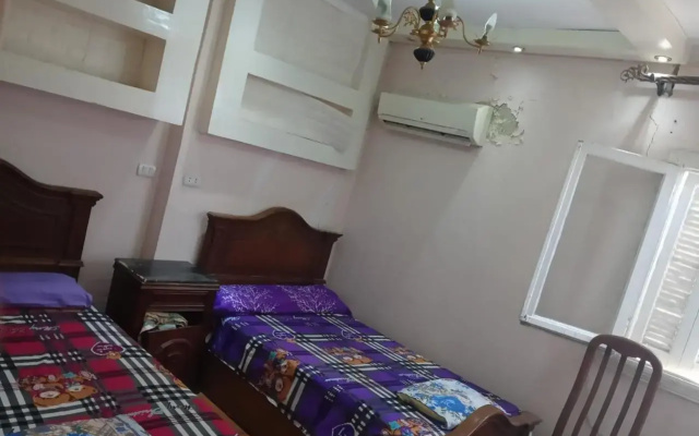 شقة علي البحر مباشرة في المندرة