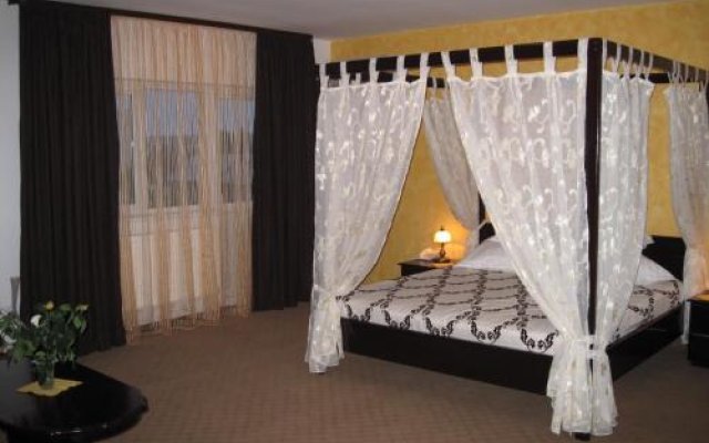 Tudor Lodge