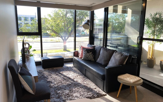 Midnight Luxe 1 BR Executive Apartment in the heart of Braddon Pool Sauna Secure Parking Wine WiFi Netflix – Balcony – Braddon