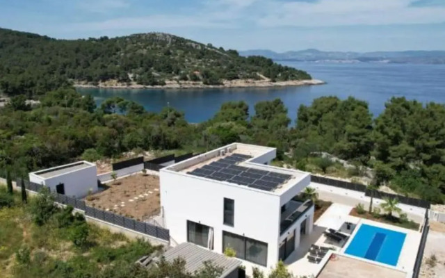 Sunset Villa Aves With Pool, Gym and Sauna