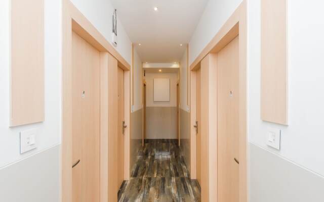 OYO 13089 Hotel Gold Crest