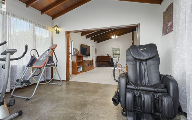 Spacious Family Home - Backyard-Mt-Views