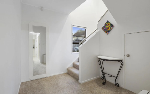 Spacious Family Home - Backyard-Mt-Views
