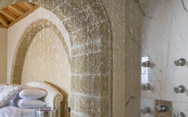 Moni Emvasis Luxury Suites