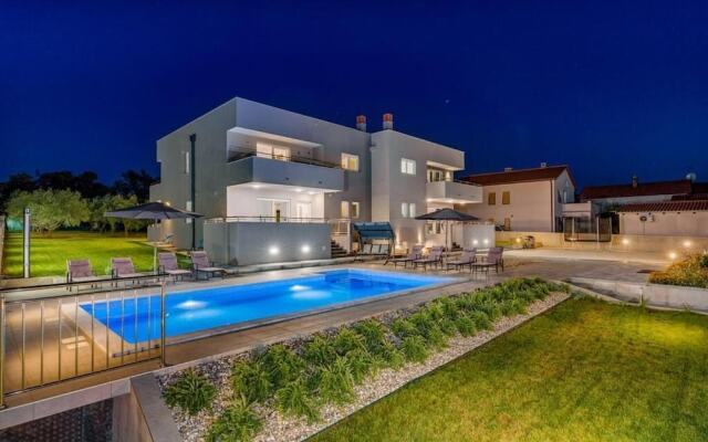 "villa D - Pula, 3-bedrooms, Sauna, Fitness Room, Billiard, Heated Pool"