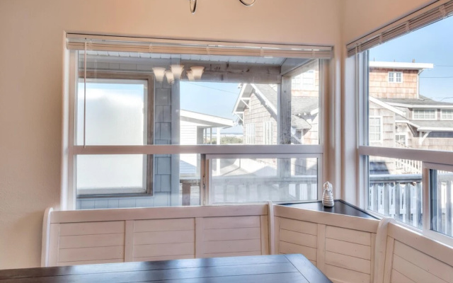Ocean Views and Game Room - Cozy Family Retreat