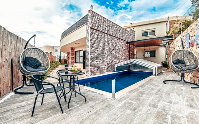 Anil's house - מתחם צימרים עם בריכה מקורה ומחוממת Zimmer with heated swimming pool