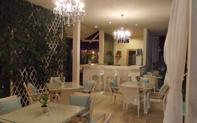 La Cabana Hotel and Villas