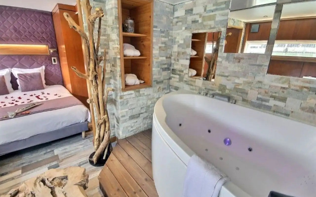VIP Paris Yacht Hotel