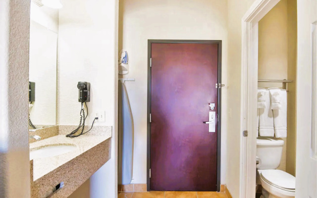 OYO Townhouse Clute Lake Jackson