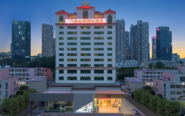 Vienna International Hotel (Shenzhen Pinghu Metro Station)