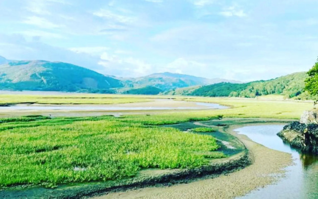 Luxurious underfloor heated Yurt with Hot tub