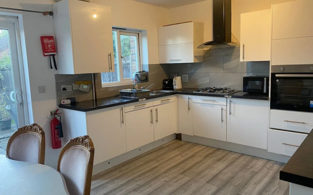 Sittingbourne Serenity - Spacious 4-bed House