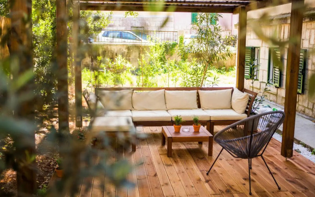 Luxurious apartment with private garden