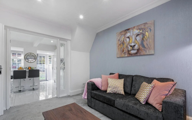 Delightful House 4 bed 2 bath  - Parking