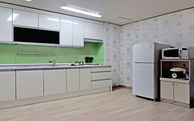 Yeongheungdowith Haejigae Pension