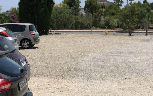 2-bed Apartment 10 min Drive to the Beach!