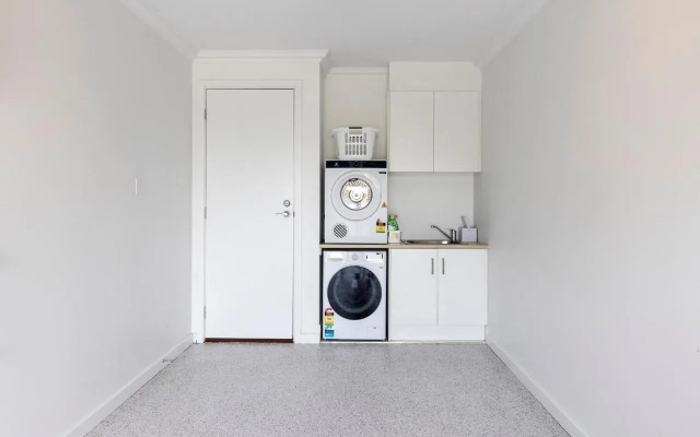 Cozy Getaway, King Bed with TV, NBN, Netflix, Nespresso