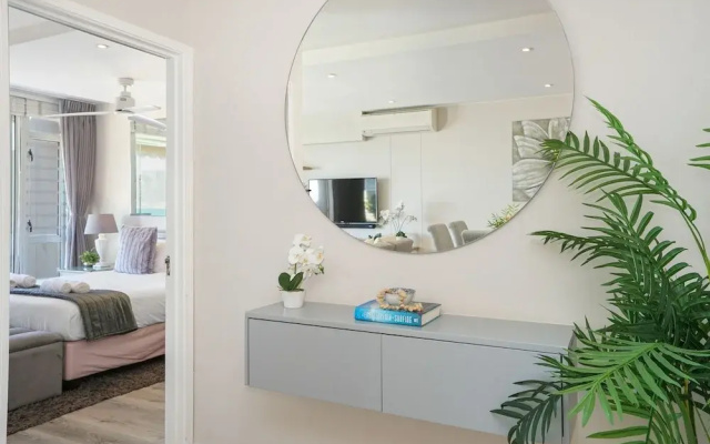 Dolphin Beach H106