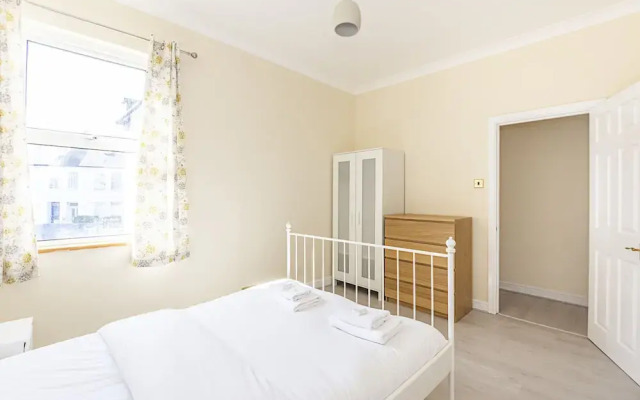 Spacious 4 Bed Apartment Near Tooting Gardens
