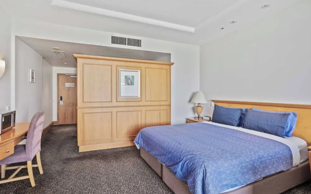 Surfers Paradise Studio with Ocean Views