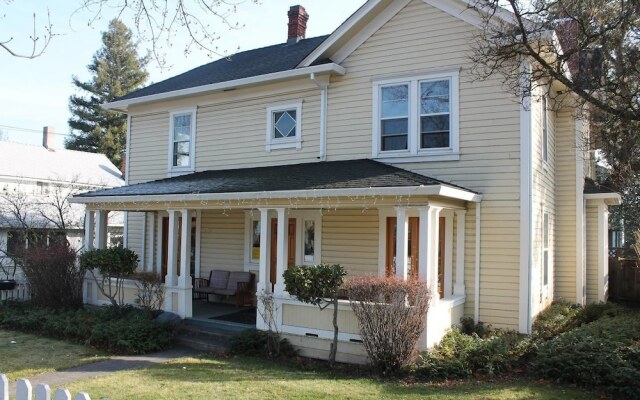 Pioneer House - South Suite