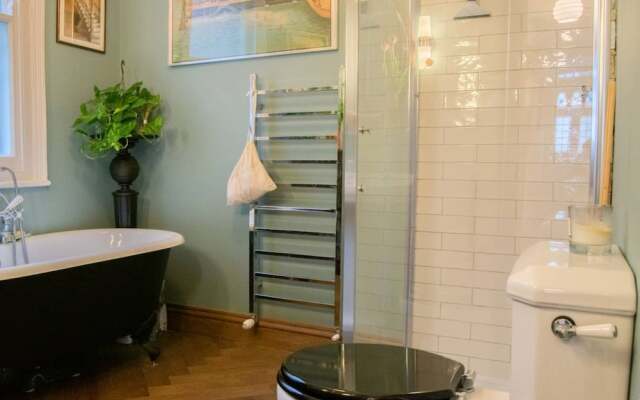 2 Bedroom West London Home With Excellent Connections